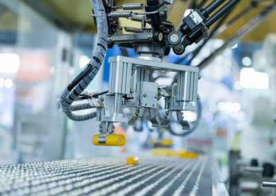 Robot industriel avec convoyeur en usine concept Smart factory 4.0.