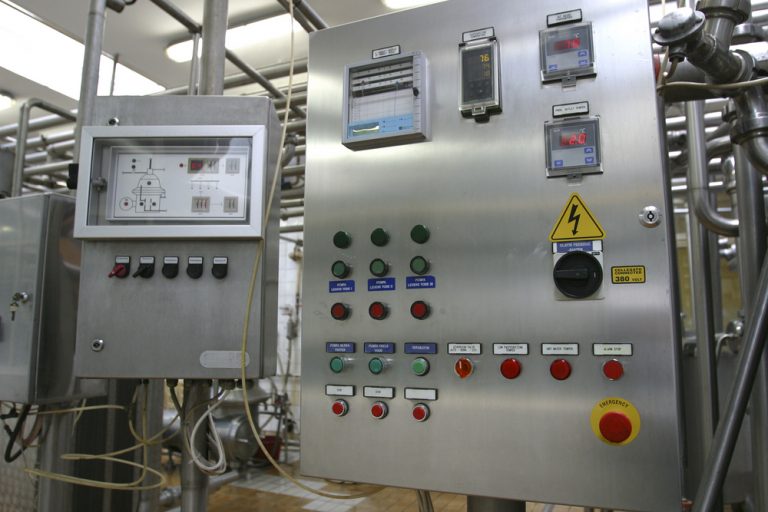 systeme de controle industriel dans une usine laitiere moderne