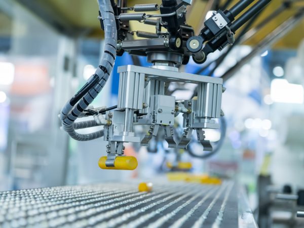 Robot industriel avec convoyeur en usine concept Smart factory 4.0.
